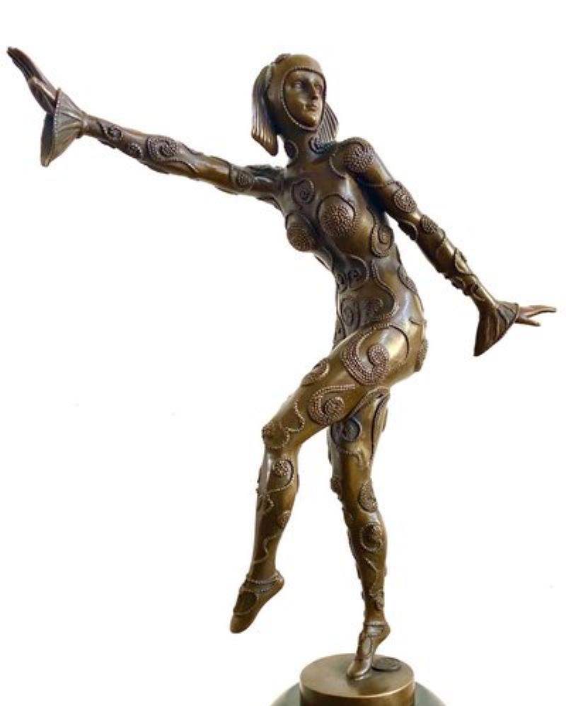 Gros plan sur la signature et la patine d'une dh chiparus bronze sculpture, pour l'authentification